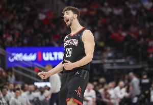 高难度！申京反击面对两人 垫步起飞折叠拉杆上篮2+1！